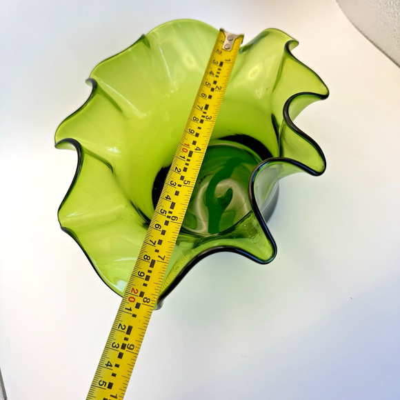 MCM‎ Vintage Emerald Green Hand Blown Controlled Bubble Glass Ruffled Edge Bowl - Picture 5 of 7